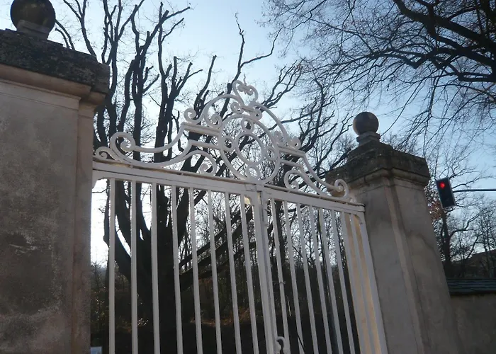 Le Chateau De La Vierge Bures-sur-Yvette